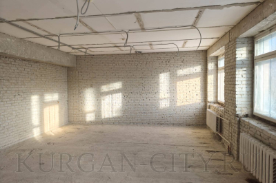 Глава города Кургана Антон Науменко проверил ремонты школ и благоустройство