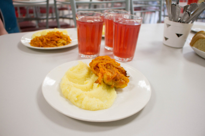 За вкусным и полезным блюдом - в столовую. Как питаются курганские школьники