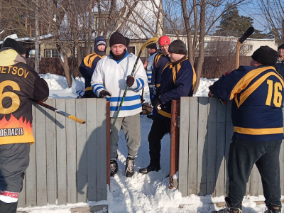 Товарищеский матч по хоккею с мячом собрал в ТОС «Утяк» лучшие команды