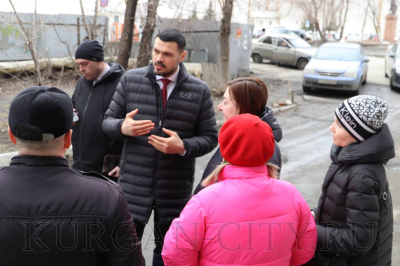 Заместитель главы города, директор департамента ЖКХ Роман Медведев в очередной раз выехал на дом по ул. Куйбышева, 70