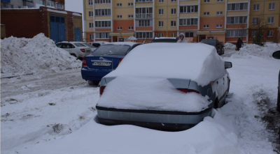 Припаркованный автомобиль — помеха уборке. Курганцев призывают не оставлять транспорт на обочинах и во дворах