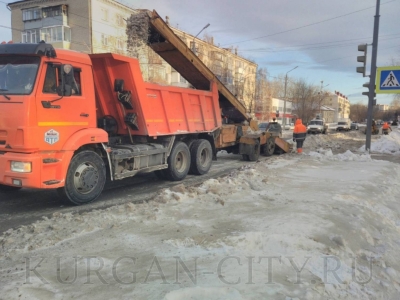 Дорожные службы ежедневно очищают курганские улицы от снега и наледи