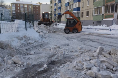Дорожные и коммунальные службы в круглосуточном режиме очищают территорию города от снега и наледи