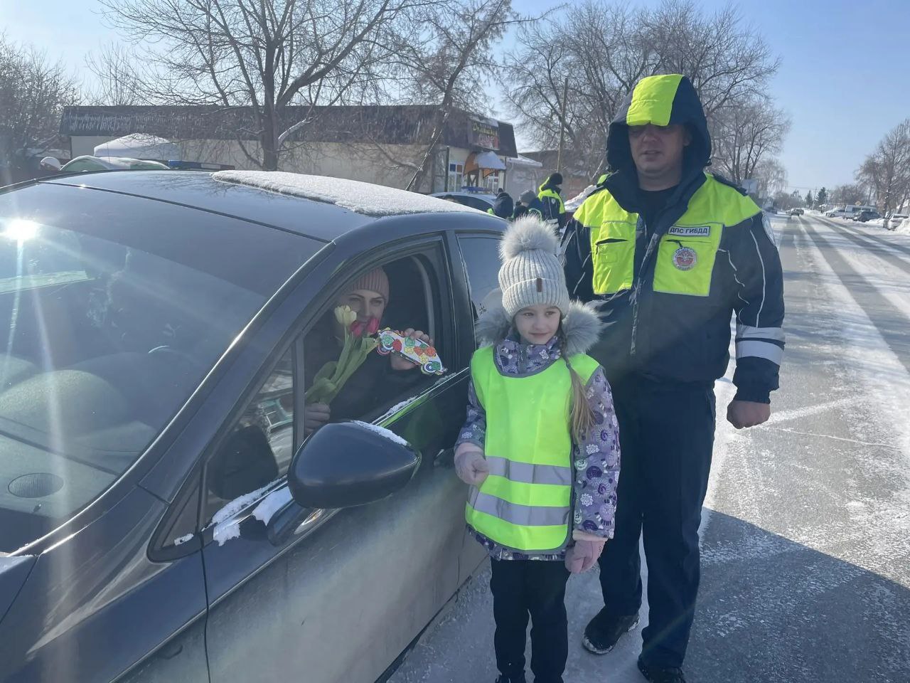 В Шумихе полицейские и школьники подарили автоледи весну и безопасность