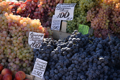 Ярмарка ждет покупателей за фруктами и овощами