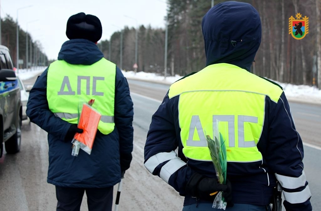 Госавтоинспекция Курганской области поздравила автоледи с 8 Марта