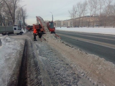 Дорожные службы продолжают работать на улицах города
