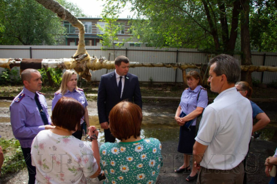 Глава города Кургана Антон Науменко встретился с жителями дома по улице Линейная, 52