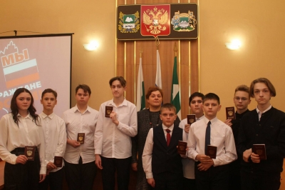 Школьники получили свои первые паспорта