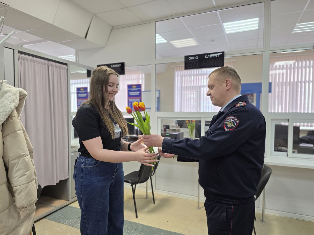 Полицейские Курганской области поздравили женщин с 8 Марта и напомнили о безопасности