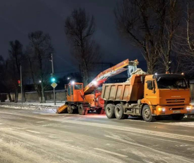 Уборка улично-дорожной сети ведется в Кургане в круглосуточном режиме