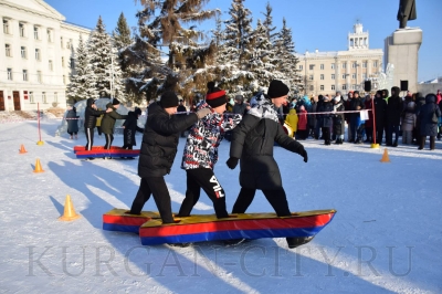 Курганцы встали на надувные лыжи и померялись силой в мас-рестлинге