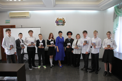 Школьникам Кургана вручили новые паспорта гражданина Российской Федерации