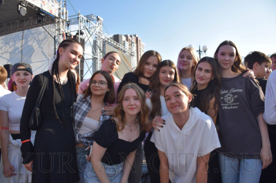 «Прекрасное далёко». Выпускники Кургана прощались со школой на областном выпускном фестивале