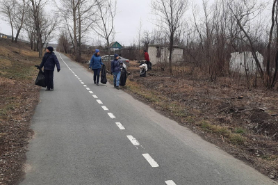 Спортивные школы города Кургана привели в порядок территорию вдоль шоссе им. Тюнина в рамках подготовки к паводку