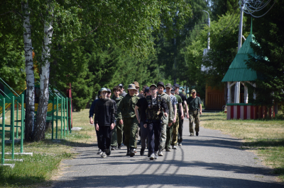 Десятиклассники Кургана осваивают основы начальной военной подготовки на учебных сборах