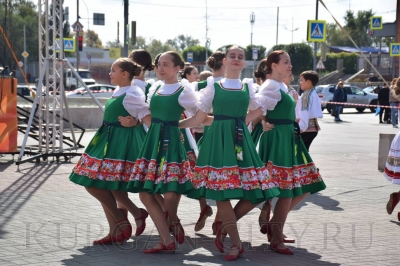 Мед, сыр, колбасы, овощи. На Троицкой площади открылась Александровская ярмарка