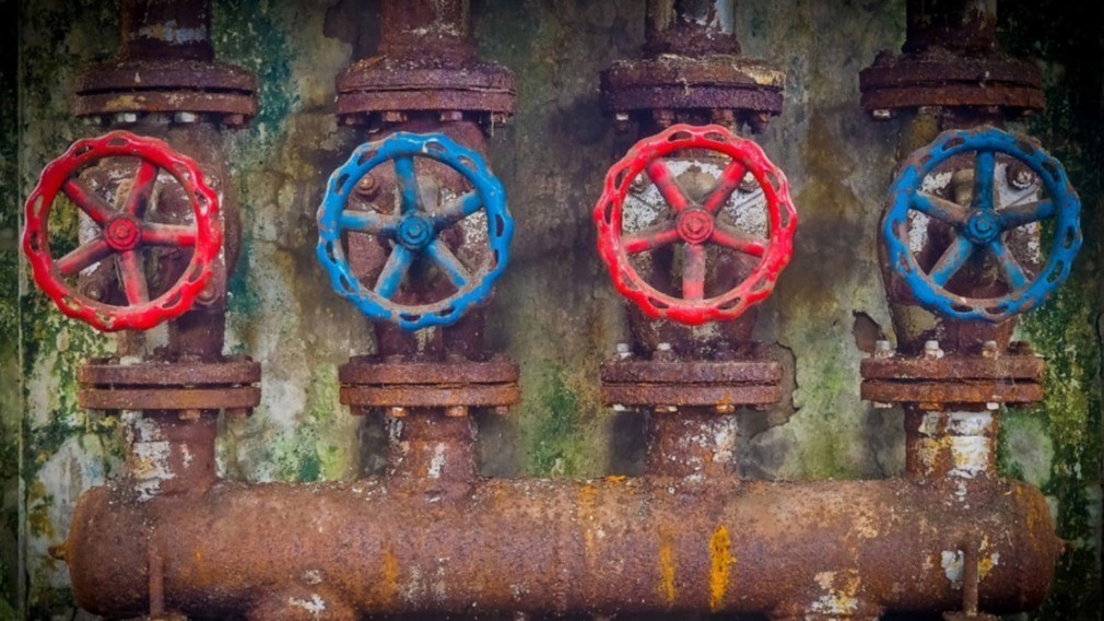 Кто должен ремонтировать стояки: управляющая компания или собственник?