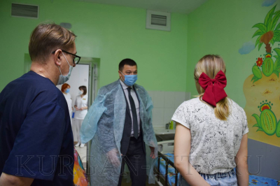 Временно исполняющий полномочия главы города Кургана Антон Науменко навестил девочку, которая проходит лечение