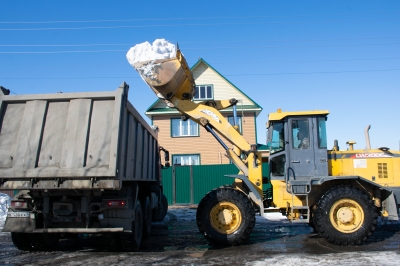 Из городских микрорайонов круглосуточно вывозят снег