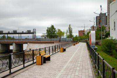 На набережной Кургана устанавливают новые скамейки и навесы с качелями