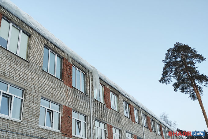 Сосульки и сход снега с крыш: кто отвечает за безопасность