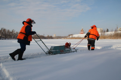 В Кургане провели распиловку льда у Кировского моста