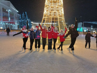 Каток на центральной площади Кургана открыт и ждет любителей ледового катания