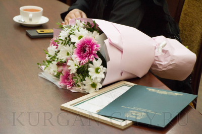 Глава города Кургана Антон Науменко вручил благодарственное письмо супруге бойца, выполняющего боевые задачи в зоне специальной военной операции