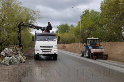 В городе продолжаются субботники. Главное – восстановить в городе порядок после паводка
