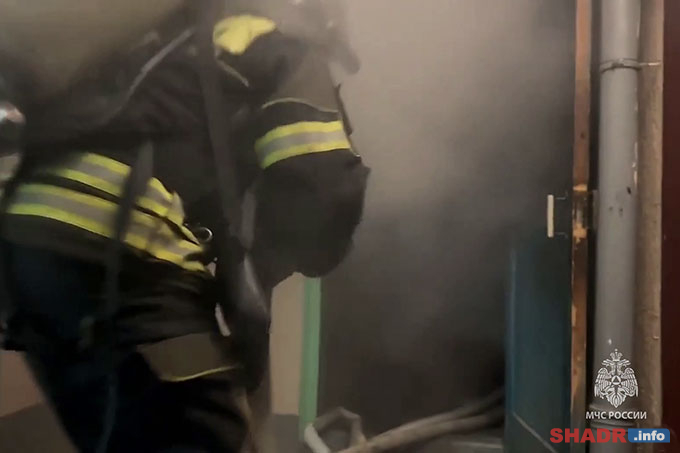 В Кургане на пожаре спасатели эвакуировали 30 человек, среди них — 8 детей