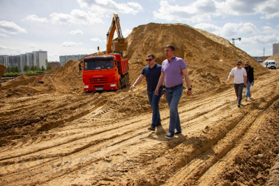 Глава города Кургана Антон Науменко провёл рабочий объезд по уборке парков и скверов и строительству дорог