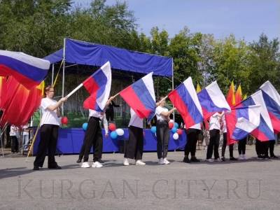 Курган празднует День флага
