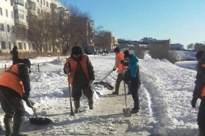 Дирекция парков и скверов планомерно очищает от снега городские общественные территории