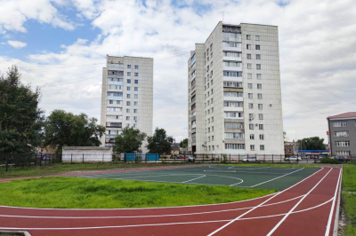 При городских школах благоустраивают спортивные площадки и стадионы