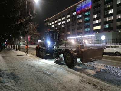 Дорожники продолжают расчистку улиц и тротуаров