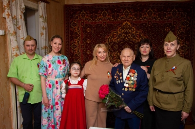 Глава города Кургана Елена Ситникова поздравила с наступающим праздником участника Великой Отечественной войны Сергея Александровича Бердюгина