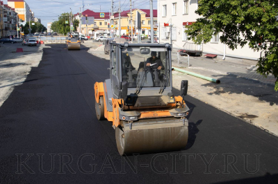 На первом участке улицы Коли Мяготина начали укладывать нижний слой асфальта
