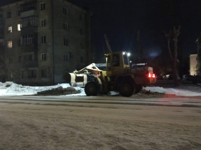 Дорожные службы круглосуточно приводят в порядок городские улицы и дороги