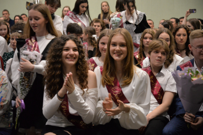 Для курганских девятиклассников звенят последние звонки