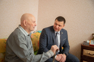 Временно исполняющий полномочия главы города Кургана Антон Науменко вручил юбилейные медали ветеранам Великой Отечественной войны Сергею Александровичу Бердюгину и Михаилу Евстафьевичу Белозерову