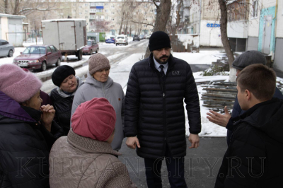 Директор ДЖКХ Роман Медведев выехал на адрес, жители которого пожаловались на протекающую кровлю