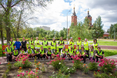 Большим субботником завершили школьники трудовую смену акции «Я люблю Курган! – Трудовые отряды»