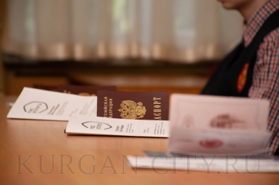 Курганским школьникам торжественно вручили первые паспорта