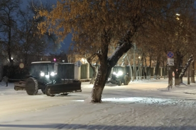 Дорожные службы работают на расчистке улиц от снега