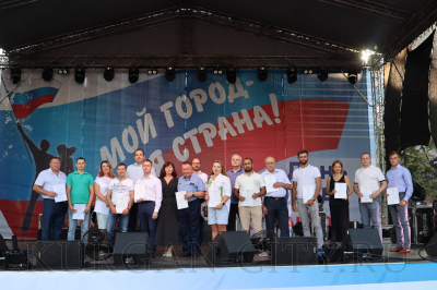 Глава города Елена Ситникова вручила почетные грамоты и благодарственные письма руководителям и работникам предприятий, которые помогали в тушении весенних пожаров