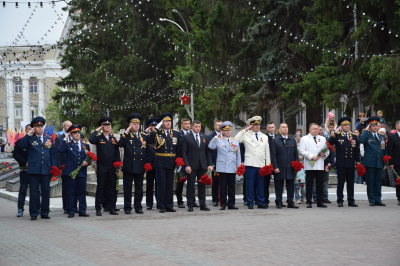 Первые лица города возложили цветы к Вечному огню