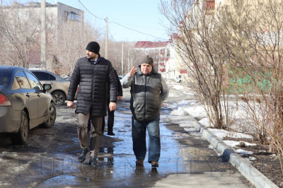 Заместитель главы города, директор департамента жилищно-коммунального хозяйства Роман Медведев проверил уборку дворов