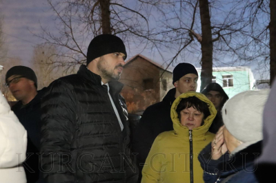 Заместитель главы города, директор департамента ЖКХ Роман Медведев встретился с жителями дома по пр. Машиностроителей, 11а