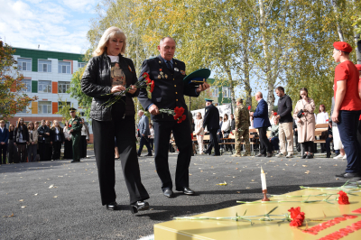 На территории гимназии № 19 открылся сквер Героев Отечества